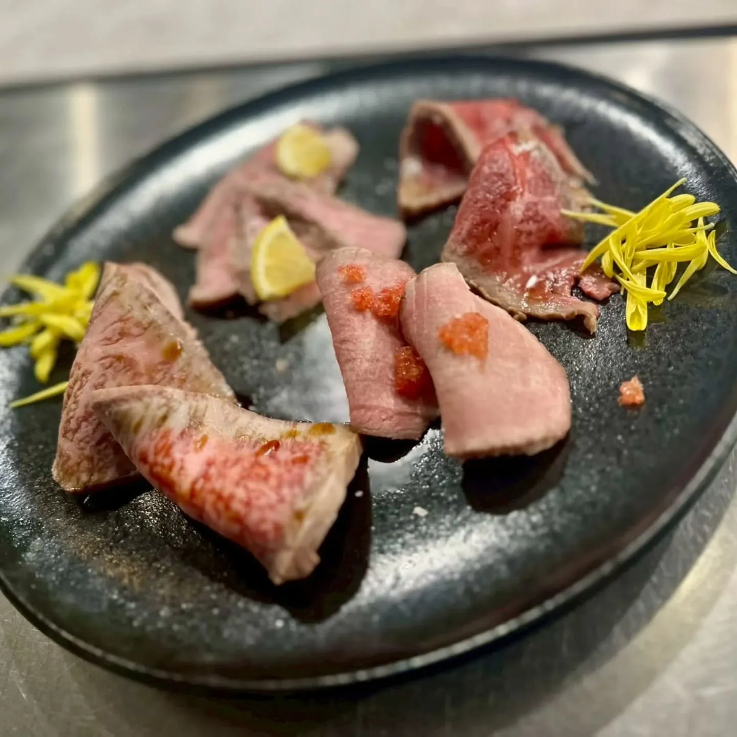 黒毛和牛刺し 盛り合わせ｜¥2,000｜常時提供